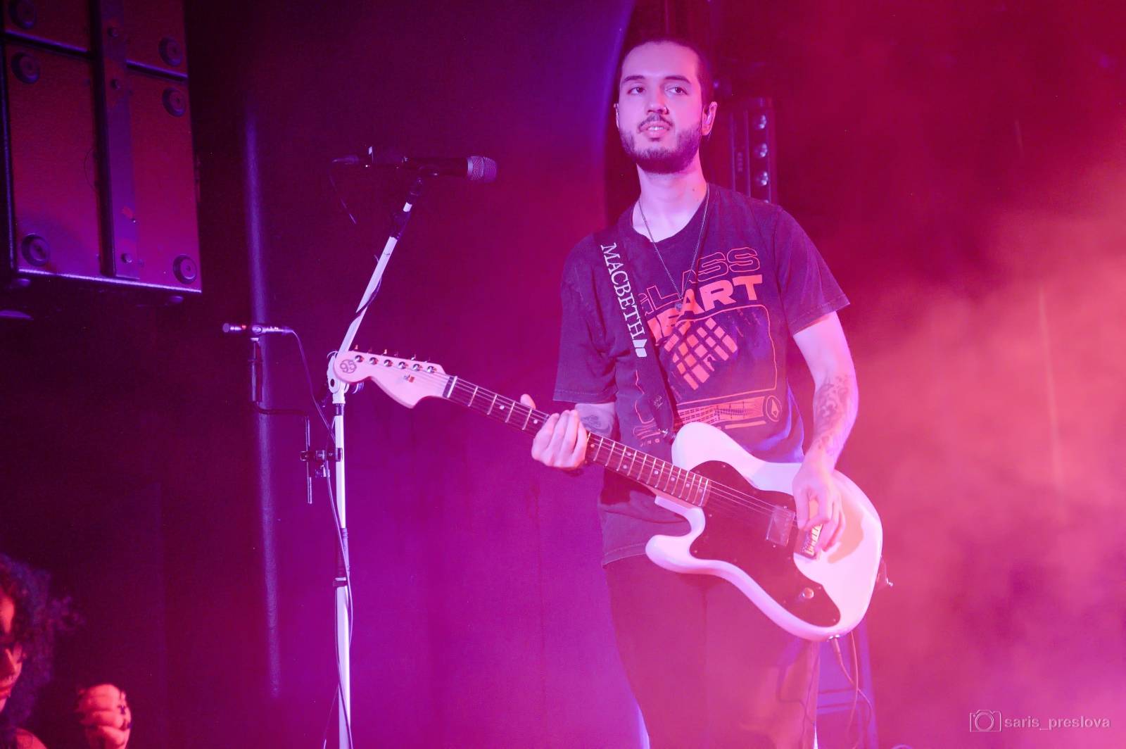 As December Falls rozeskákali pražské Futurum, předskakovali jim australší RedHook 