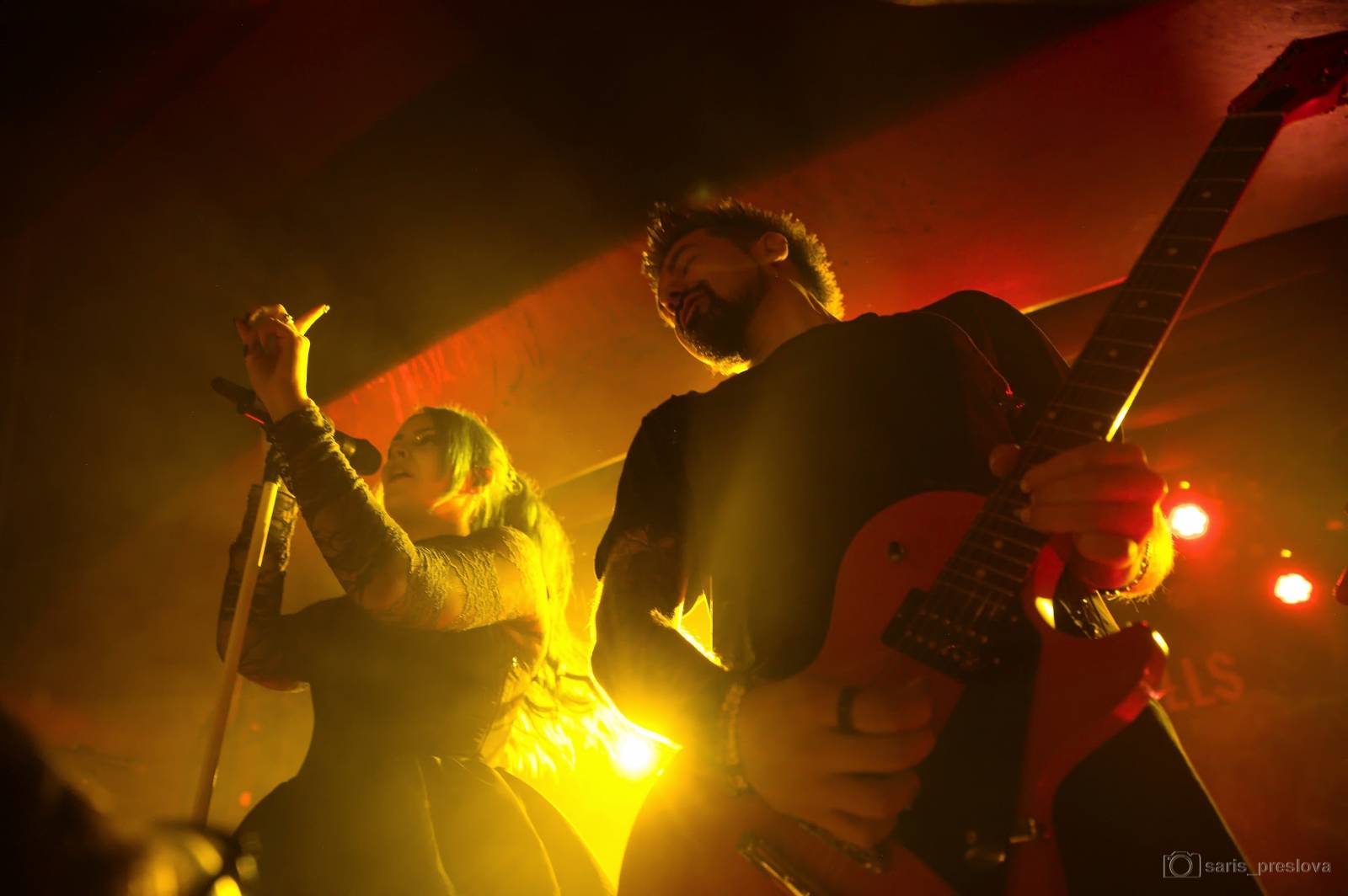 As December Falls rozeskákali pražské Futurum, předskakovali jim australší RedHook 