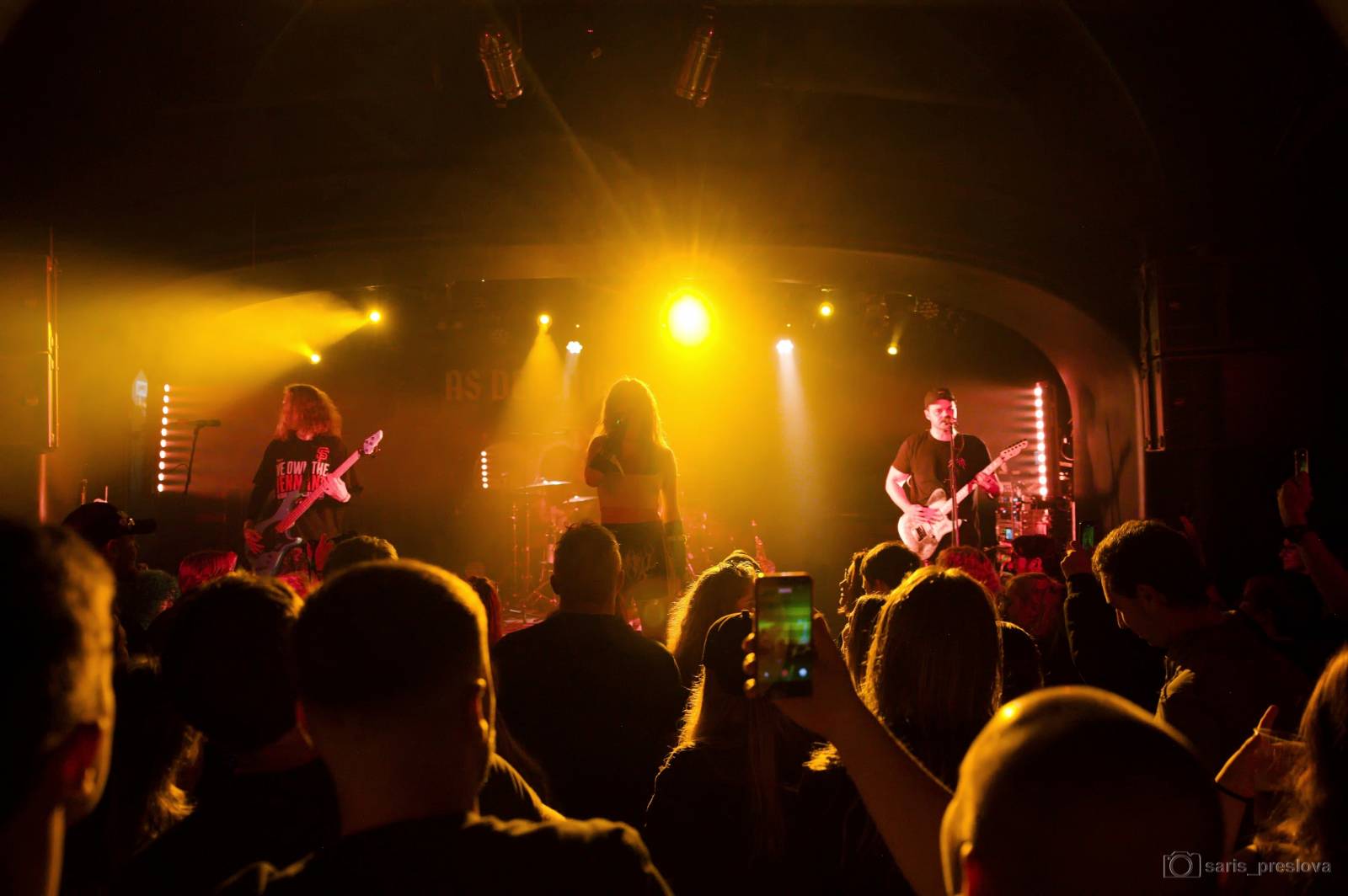 As December Falls rozeskákali pražské Futurum, předskakovali jim australší RedHook 