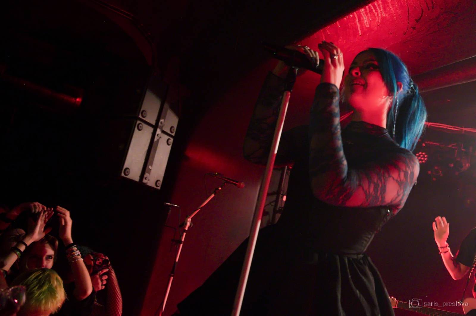 As December Falls rozeskákali pražské Futurum, předskakovali jim australší RedHook 