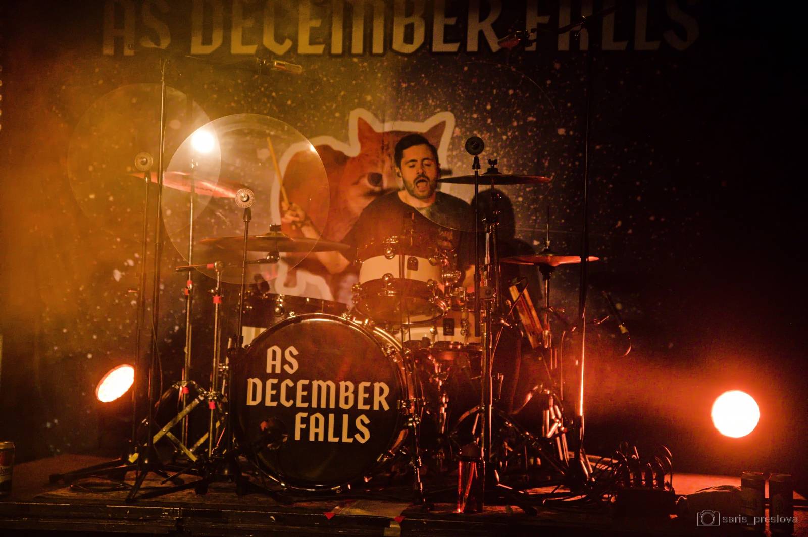 As December Falls rozeskákali pražské Futurum, předskakovali jim australší RedHook 