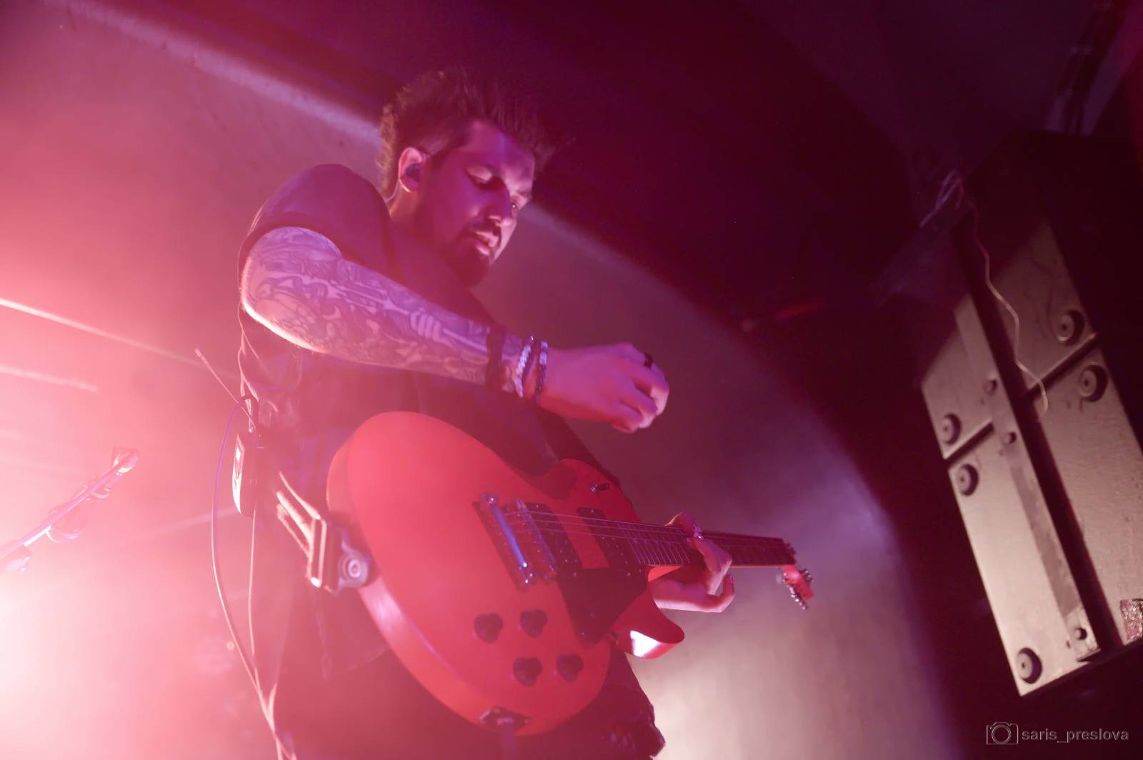 As December Falls rozeskákali pražské Futurum, předskakovali jim australší RedHook 