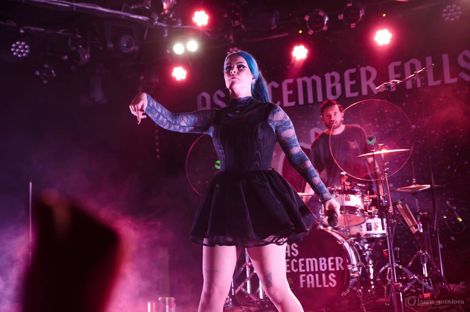 As December Falls rozeskákali pražské Futurum, předskakovali jim australší RedHook 