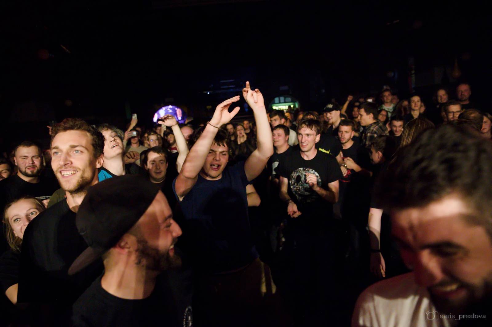 As December Falls rozeskákali pražské Futurum, předskakovali jim australší RedHook 