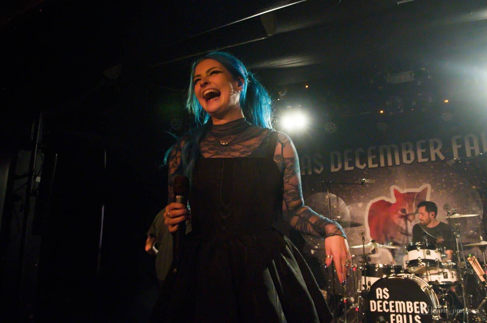 As December Falls rozeskákali pražské Futurum, předskakovali jim australší RedHook 