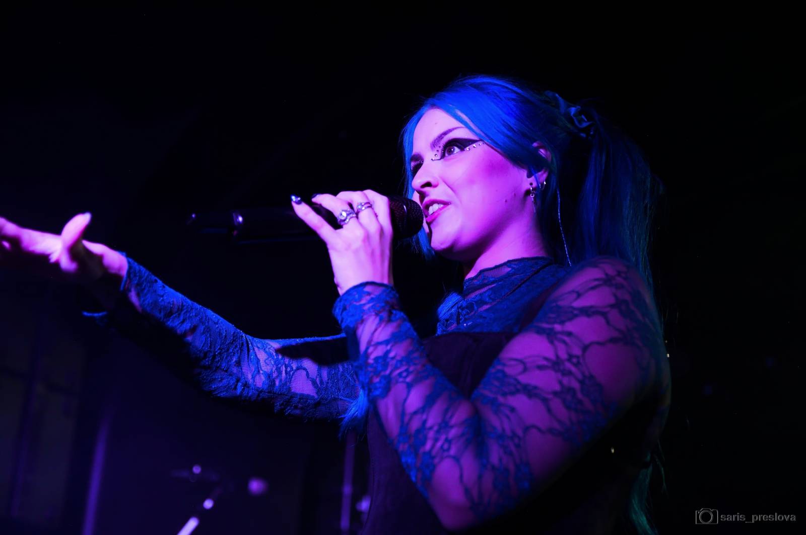 As December Falls rozeskákali pražské Futurum, předskakovali jim australší RedHook 