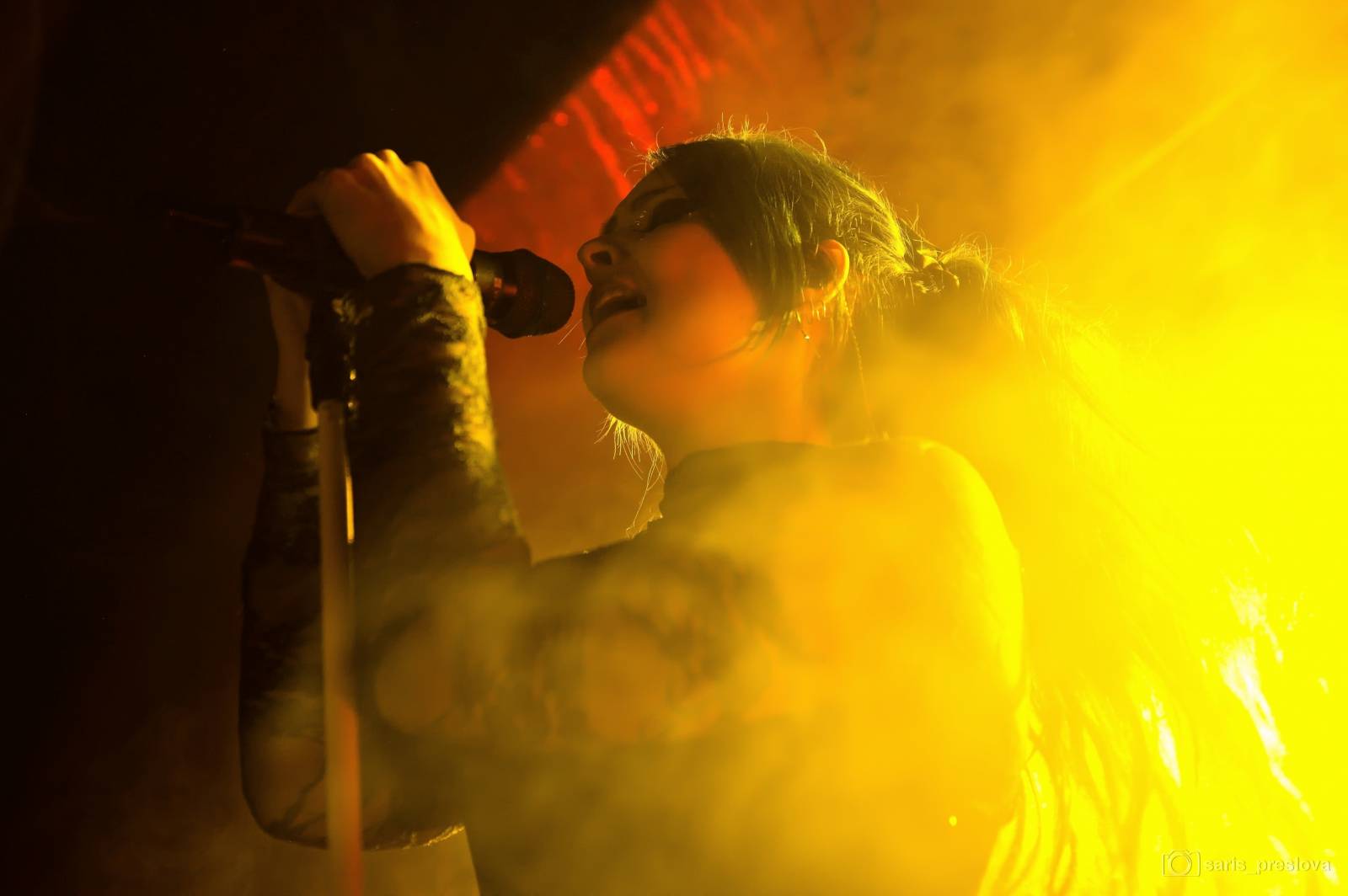 As December Falls rozeskákali pražské Futurum, předskakovali jim australší RedHook 