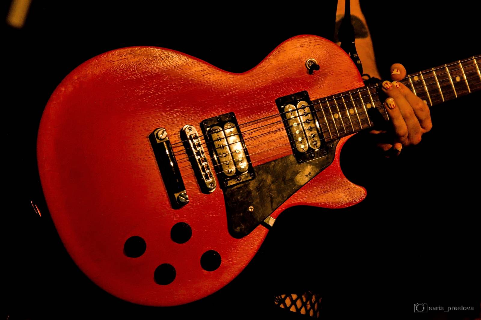 As December Falls rozeskákali pražské Futurum, předskakovali jim australší RedHook 