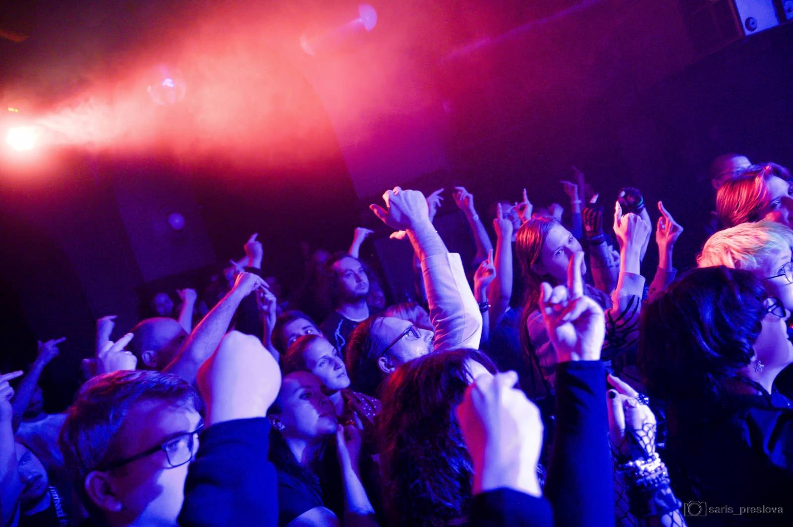 As December Falls rozeskákali pražské Futurum, předskakovali jim australší RedHook 