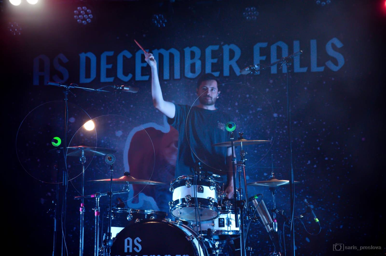 As December Falls rozeskákali pražské Futurum, předskakovali jim australší RedHook 