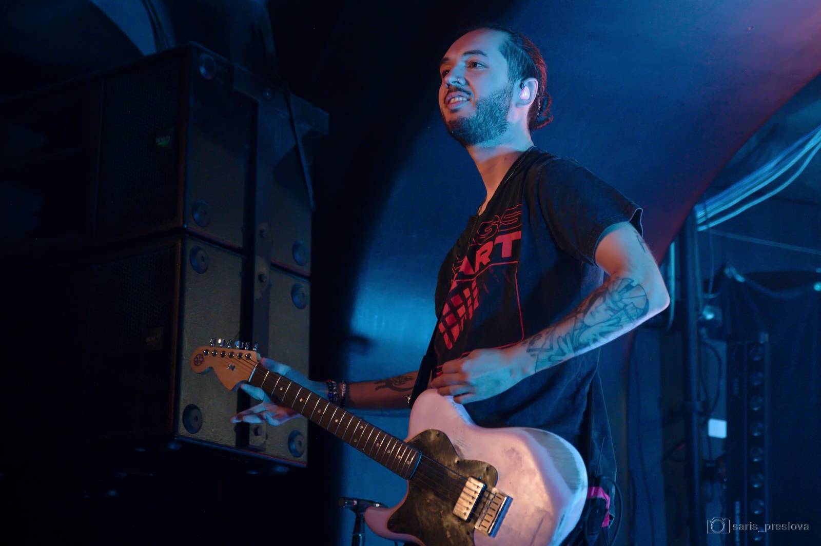 As December Falls rozeskákali pražské Futurum, předskakovali jim australší RedHook 