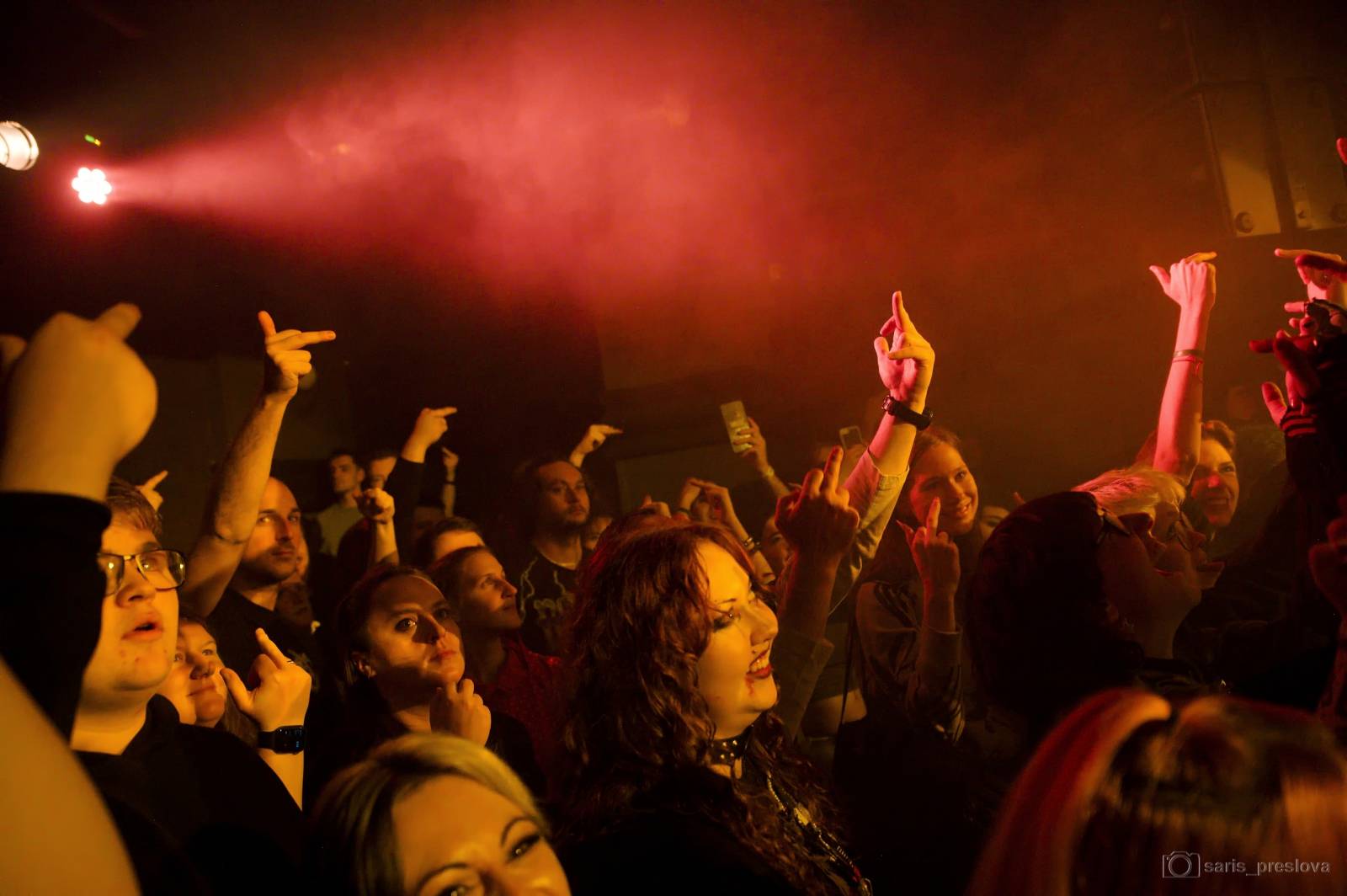 As December Falls rozeskákali pražské Futurum, předskakovali jim australší RedHook 