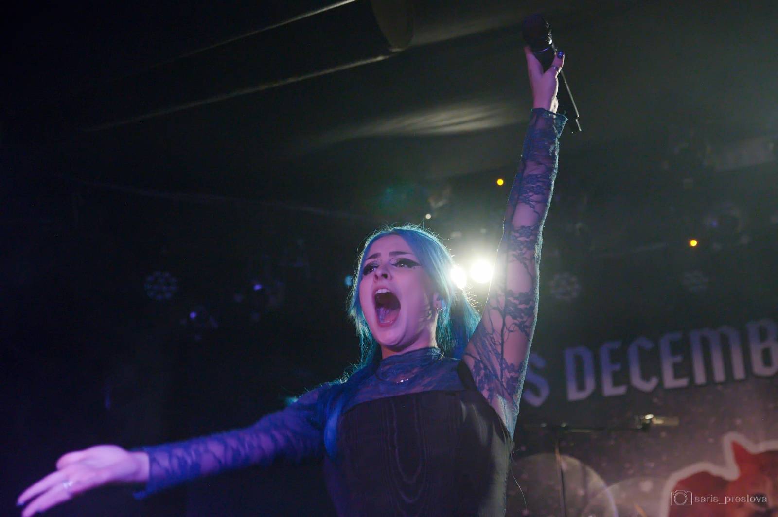 As December Falls rozeskákali pražské Futurum, předskakovali jim australší RedHook 