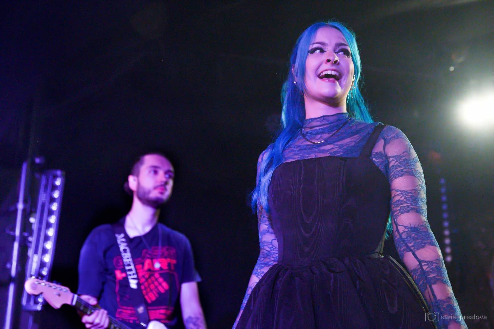 As December Falls rozeskákali pražské Futurum, předskakovali jim australší RedHook 