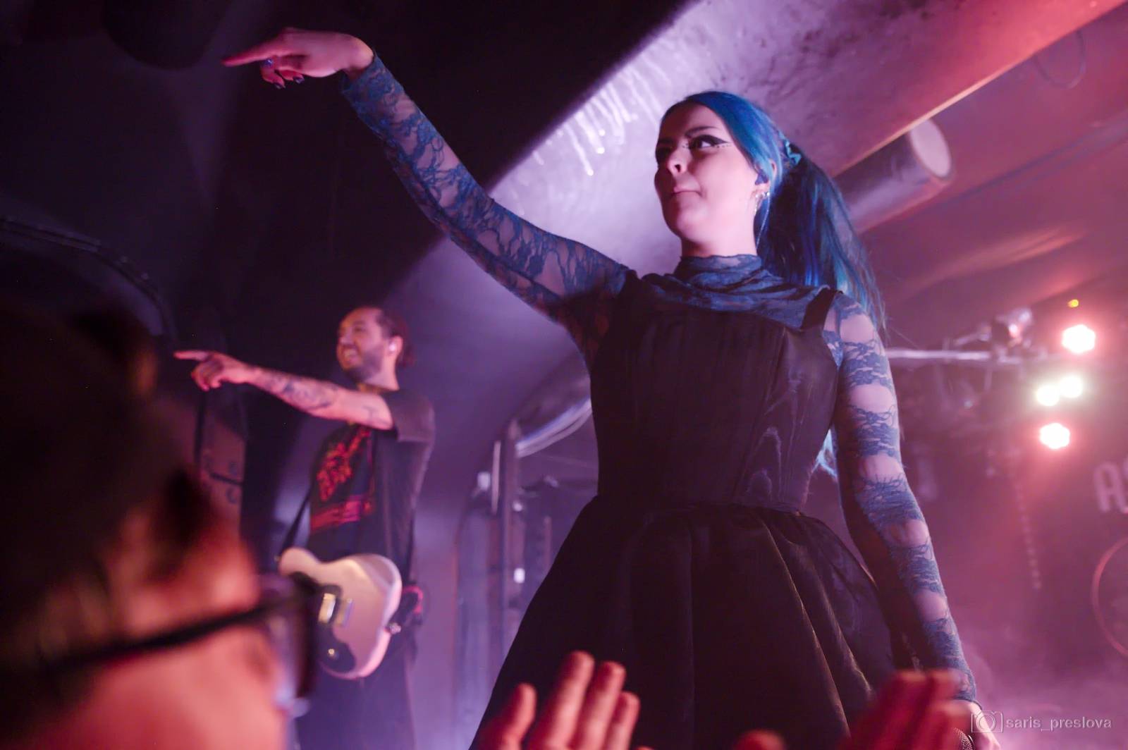 As December Falls rozeskákali pražské Futurum, předskakovali jim australší RedHook 