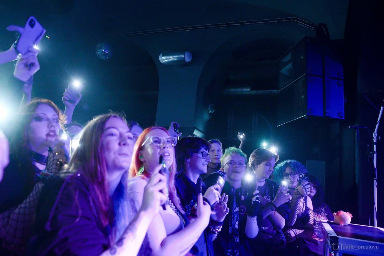 As December Falls rozeskákali pražské Futurum, předskakovali jim australší RedHook 