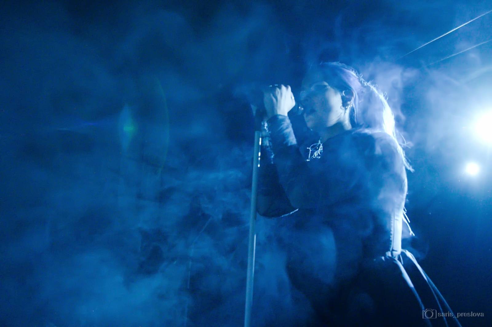 As December Falls rozeskákali pražské Futurum, předskakovali jim australší RedHook 