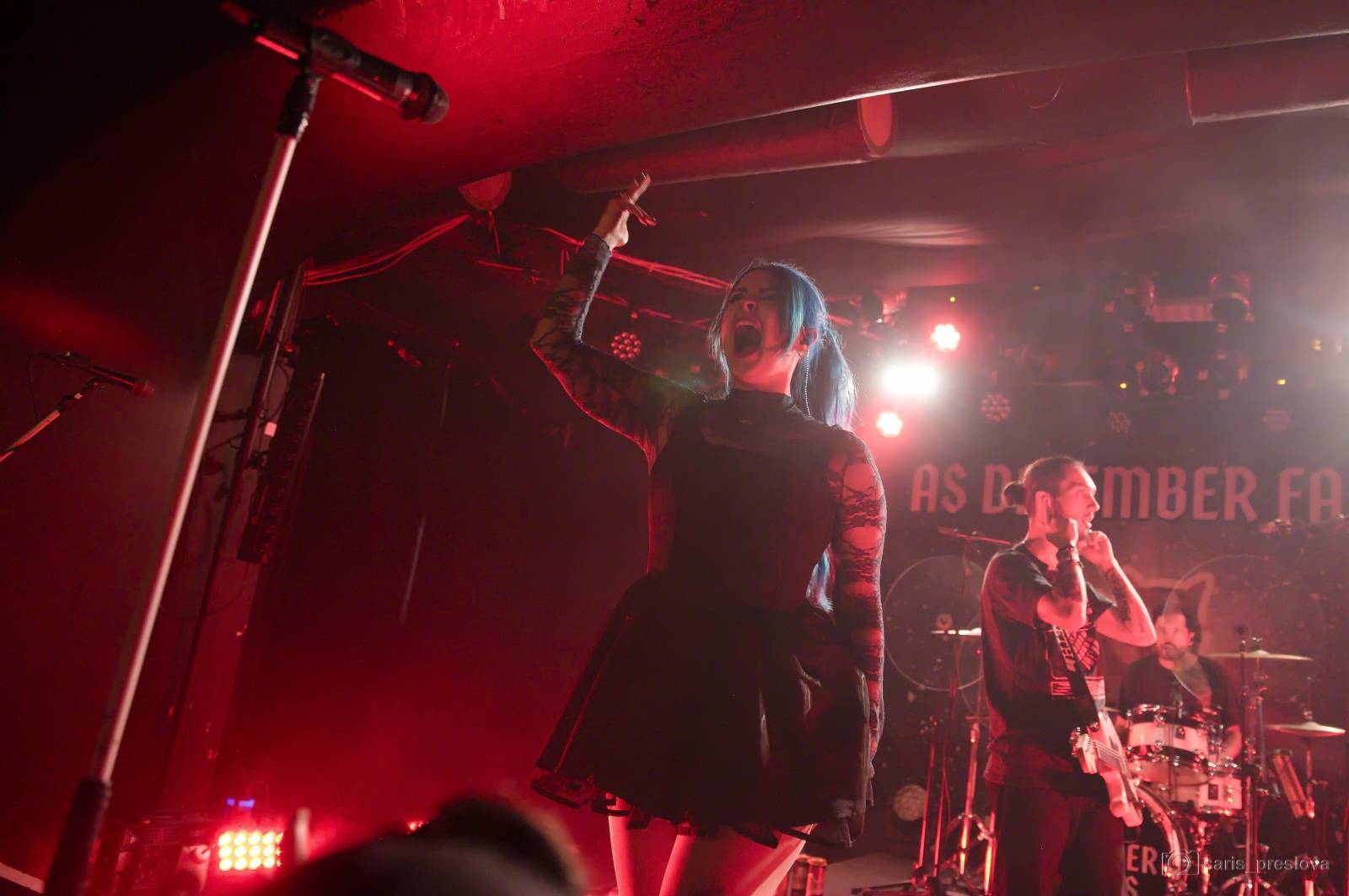 As December Falls rozeskákali pražské Futurum, předskakovali jim australší RedHook 
