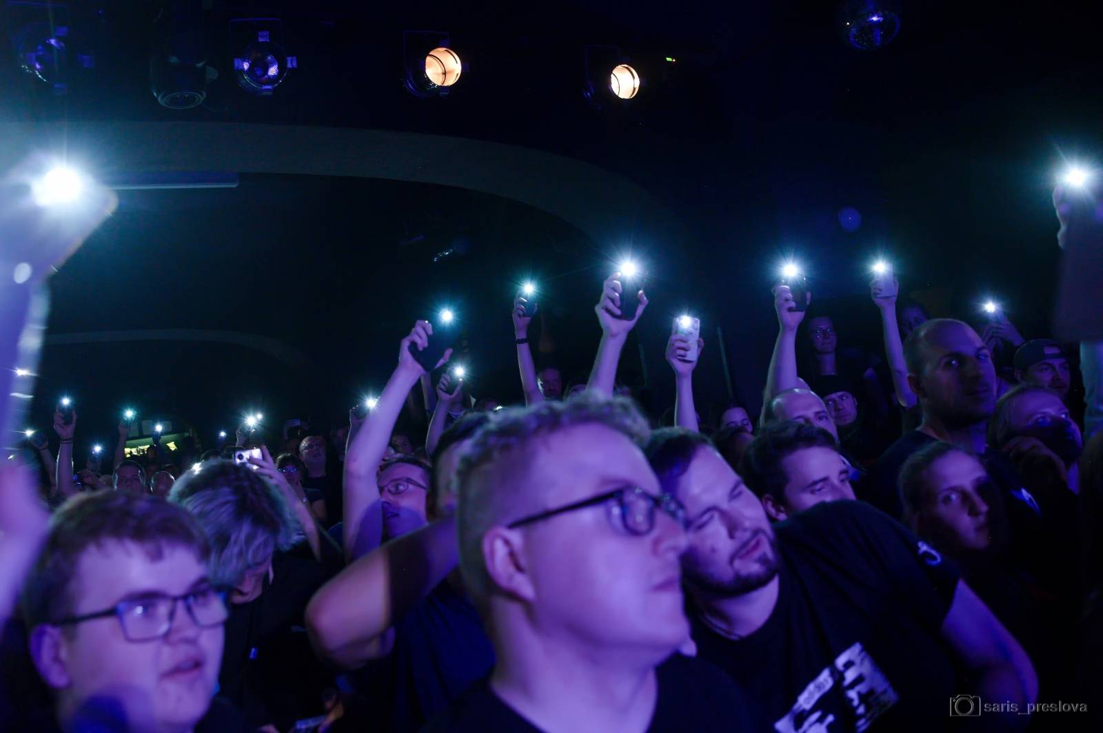 As December Falls rozeskákali pražské Futurum, předskakovali jim australší RedHook 