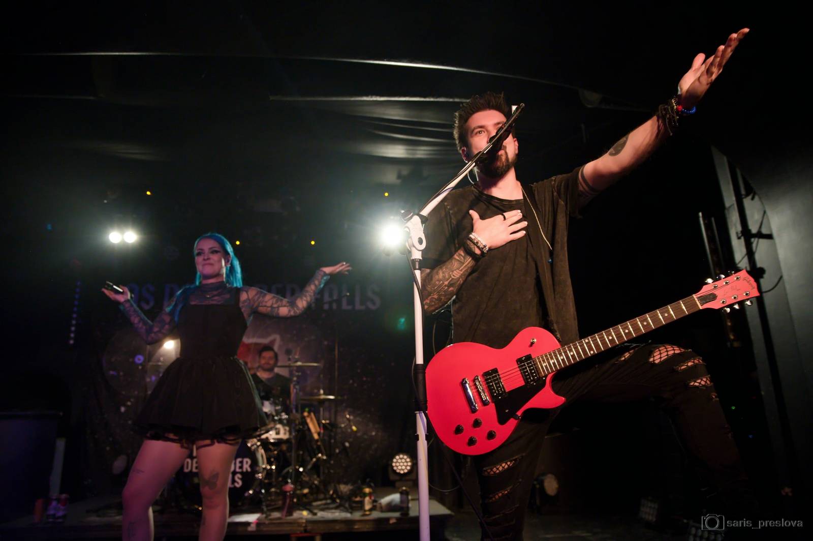 As December Falls rozeskákali pražské Futurum, předskakovali jim australší RedHook 