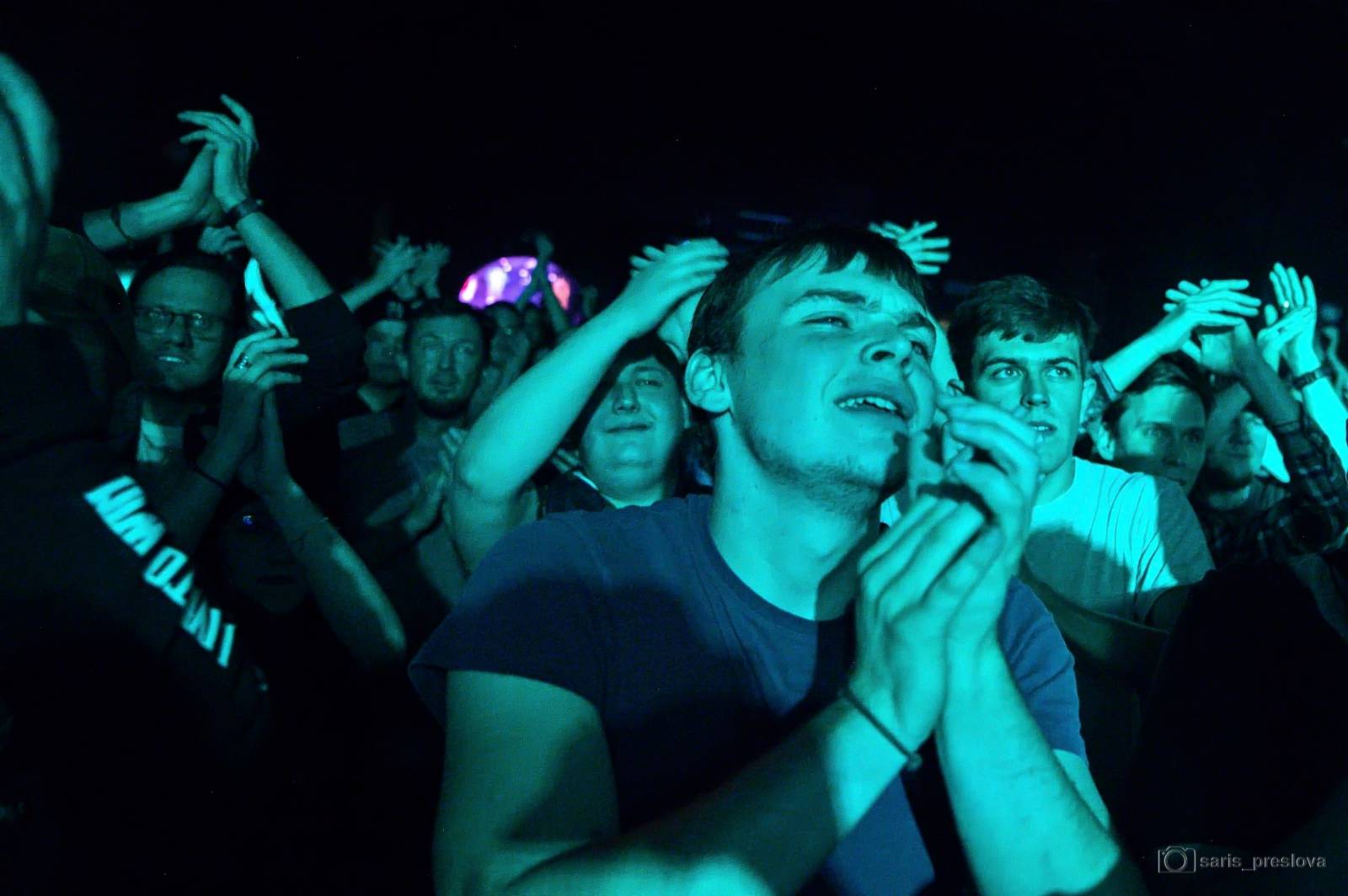 As December Falls rozeskákali pražské Futurum, předskakovali jim australší RedHook 