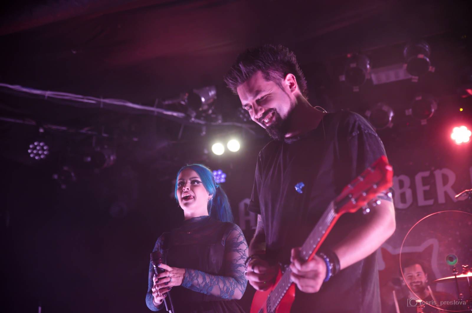 As December Falls rozeskákali pražské Futurum, předskakovali jim australší RedHook 