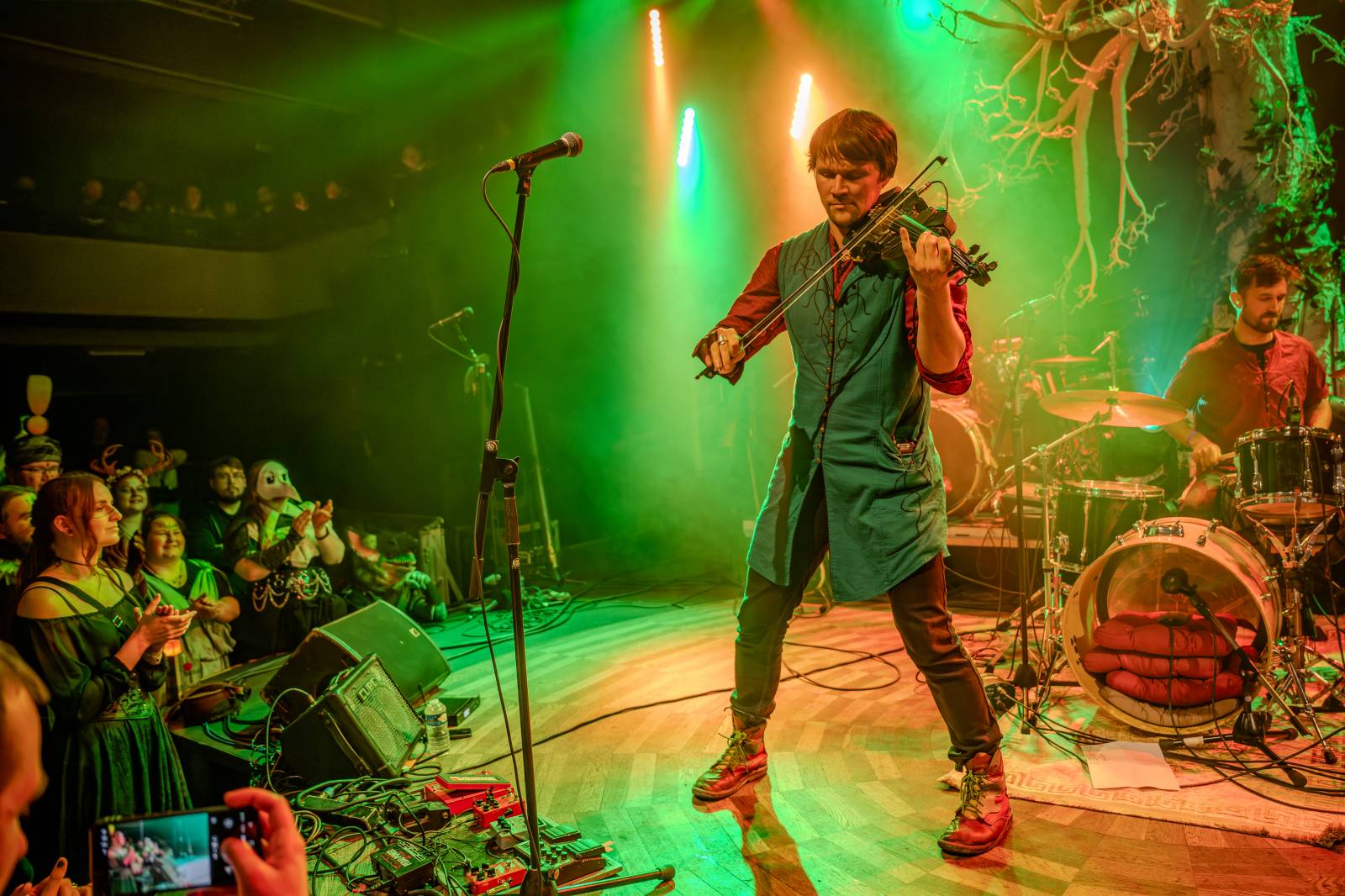 Pohanskou mytologií inspirovaní Deloraine dorazili do Prahy. Jejich hostem byli The Trouble Notes