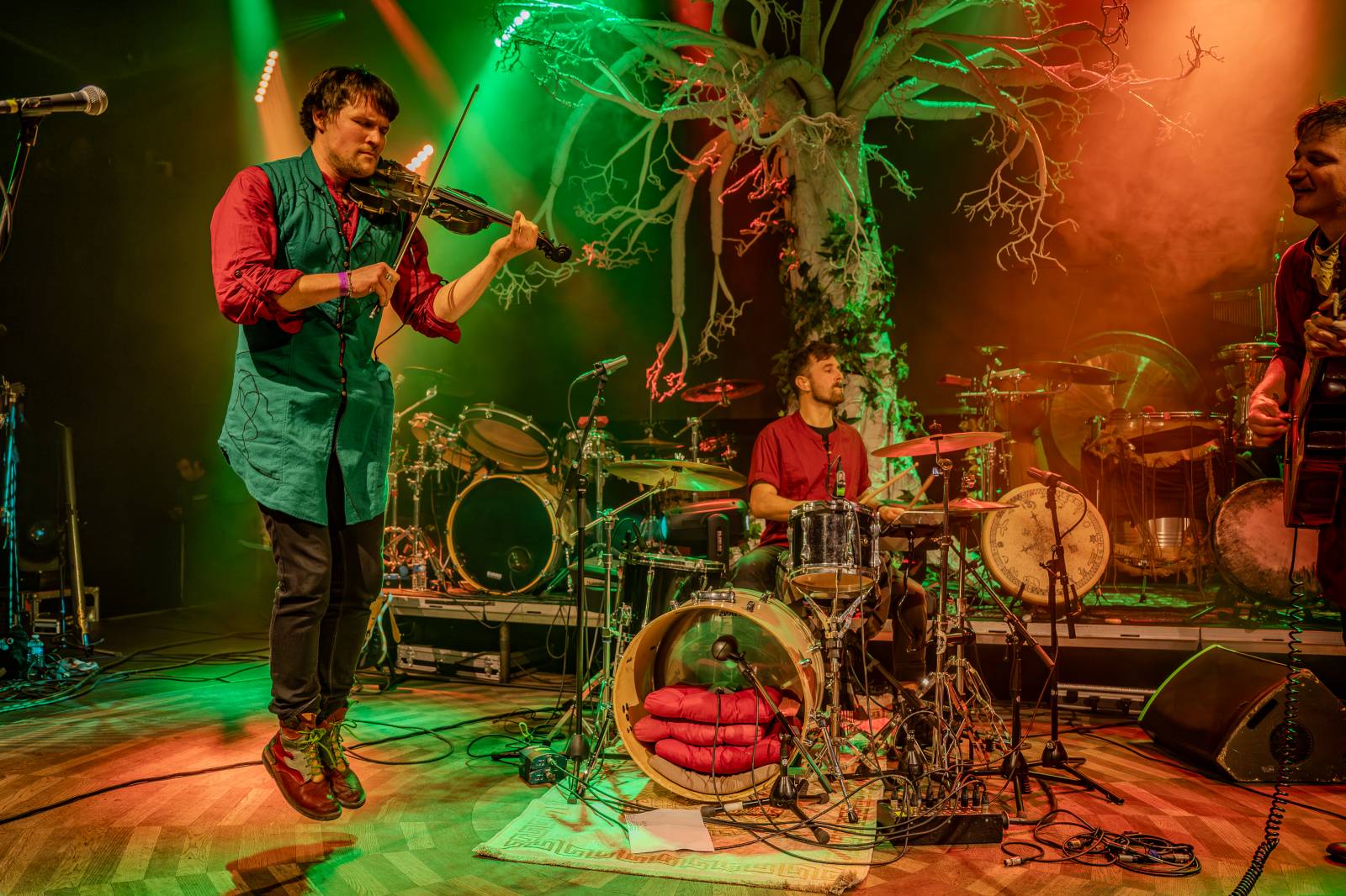 Pohanskou mytologií inspirovaní Deloraine dorazili do Prahy. Jejich hostem byli The Trouble Notes