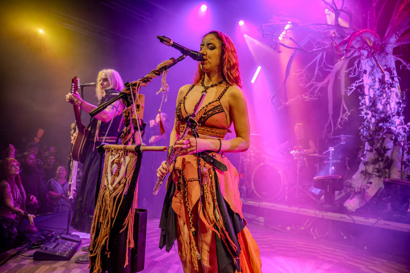 Pohanskou mytologií inspirovaní Deloraine dorazili do Prahy. Jejich hostem byli The Trouble Notes