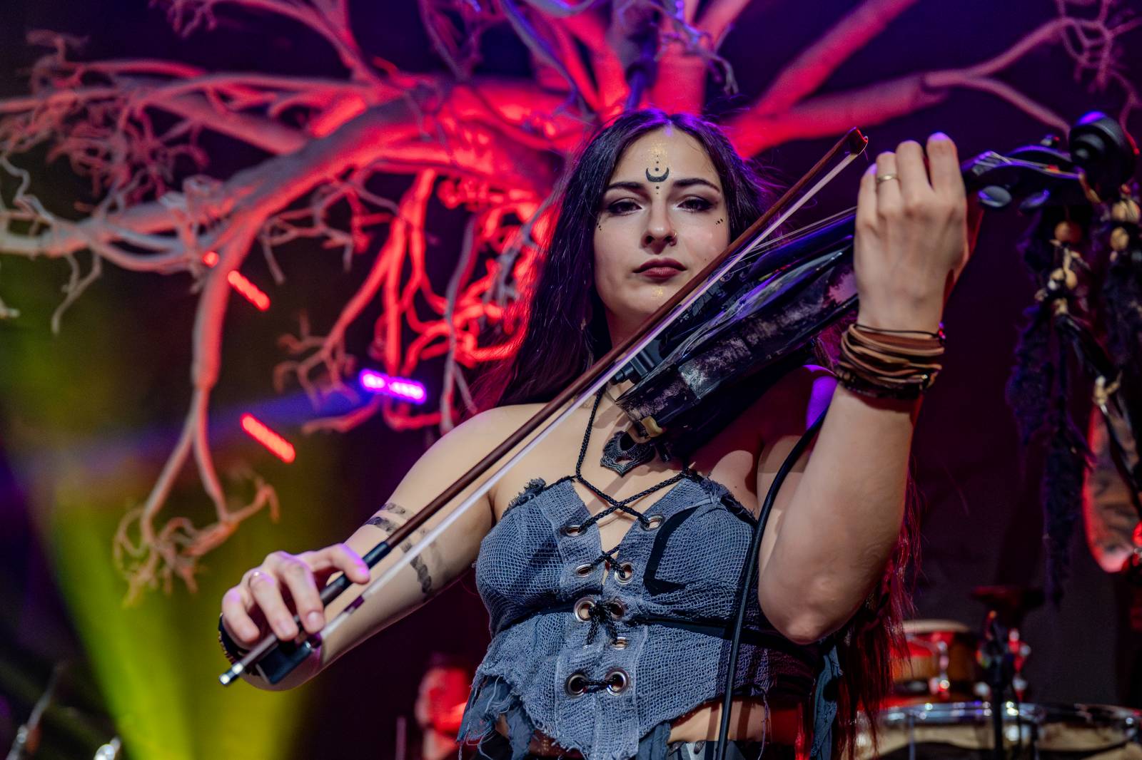 Pohanskou mytologií inspirovaní Deloraine dorazili do Prahy. Jejich hostem byli The Trouble Notes