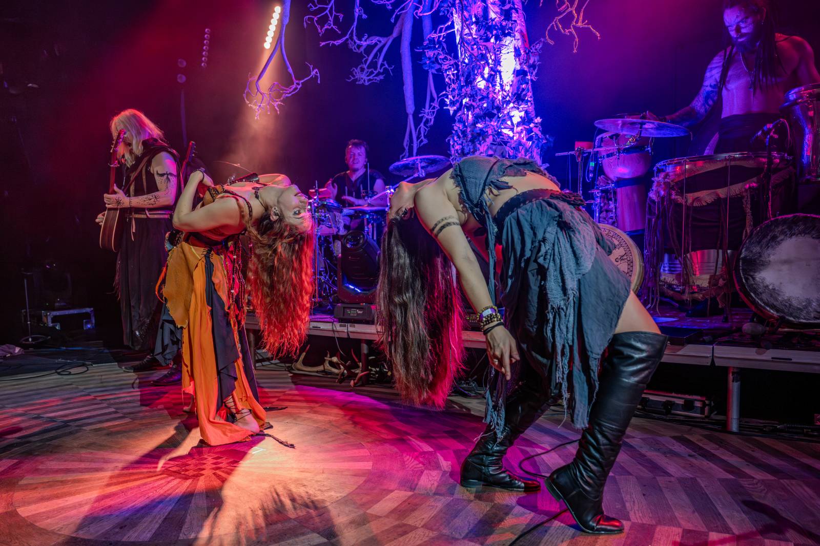 Pohanskou mytologií inspirovaní Deloraine dorazili do Prahy. Jejich hostem byli The Trouble Notes