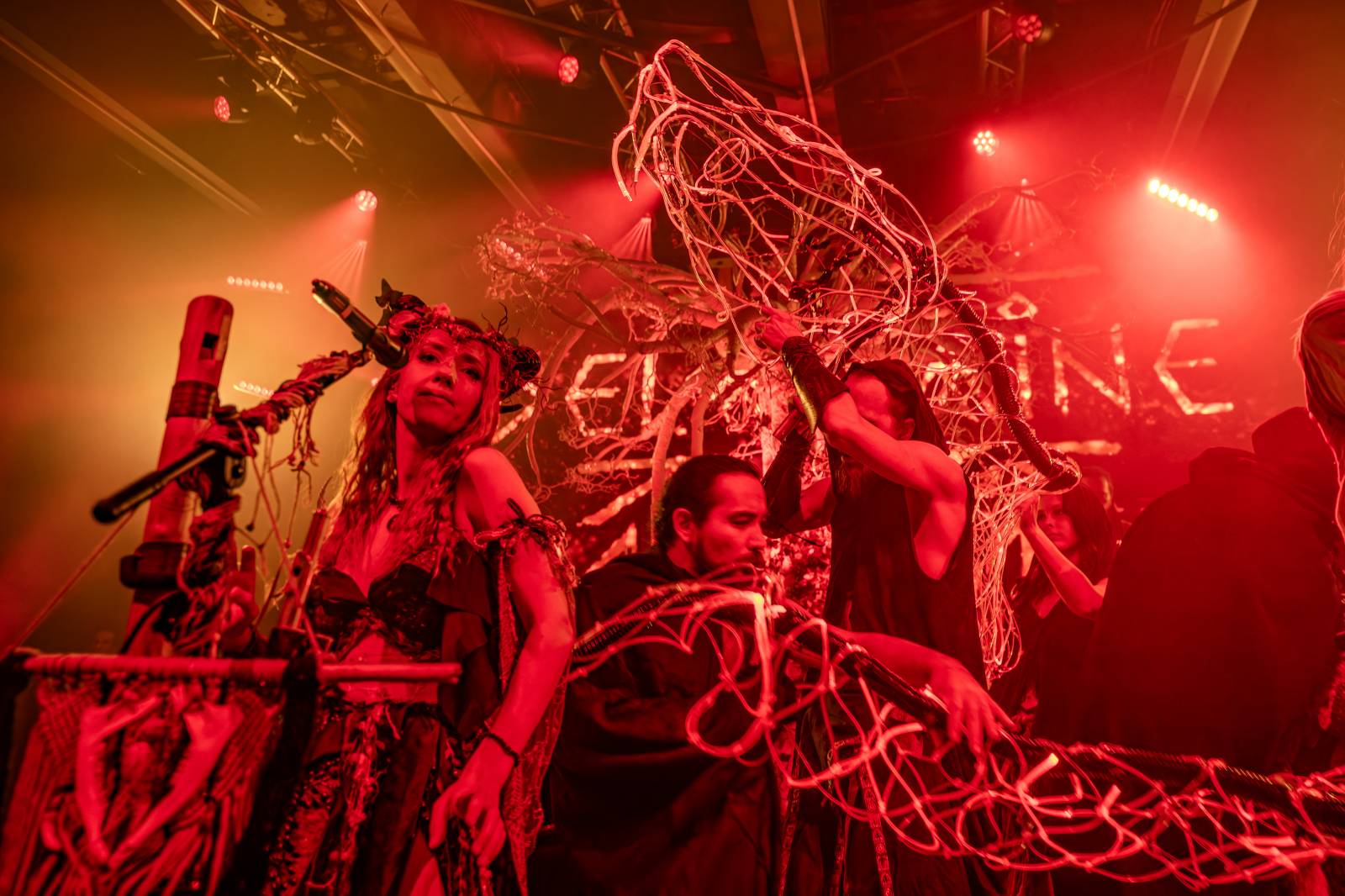 Pohanskou mytologií inspirovaní Deloraine dorazili do Prahy. Jejich hostem byli The Trouble Notes