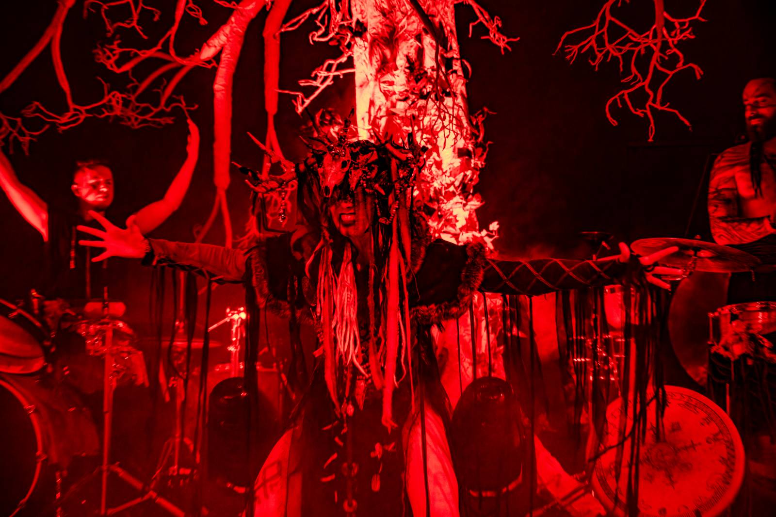 Pohanskou mytologií inspirovaní Deloraine dorazili do Prahy. Jejich hostem byli The Trouble Notes