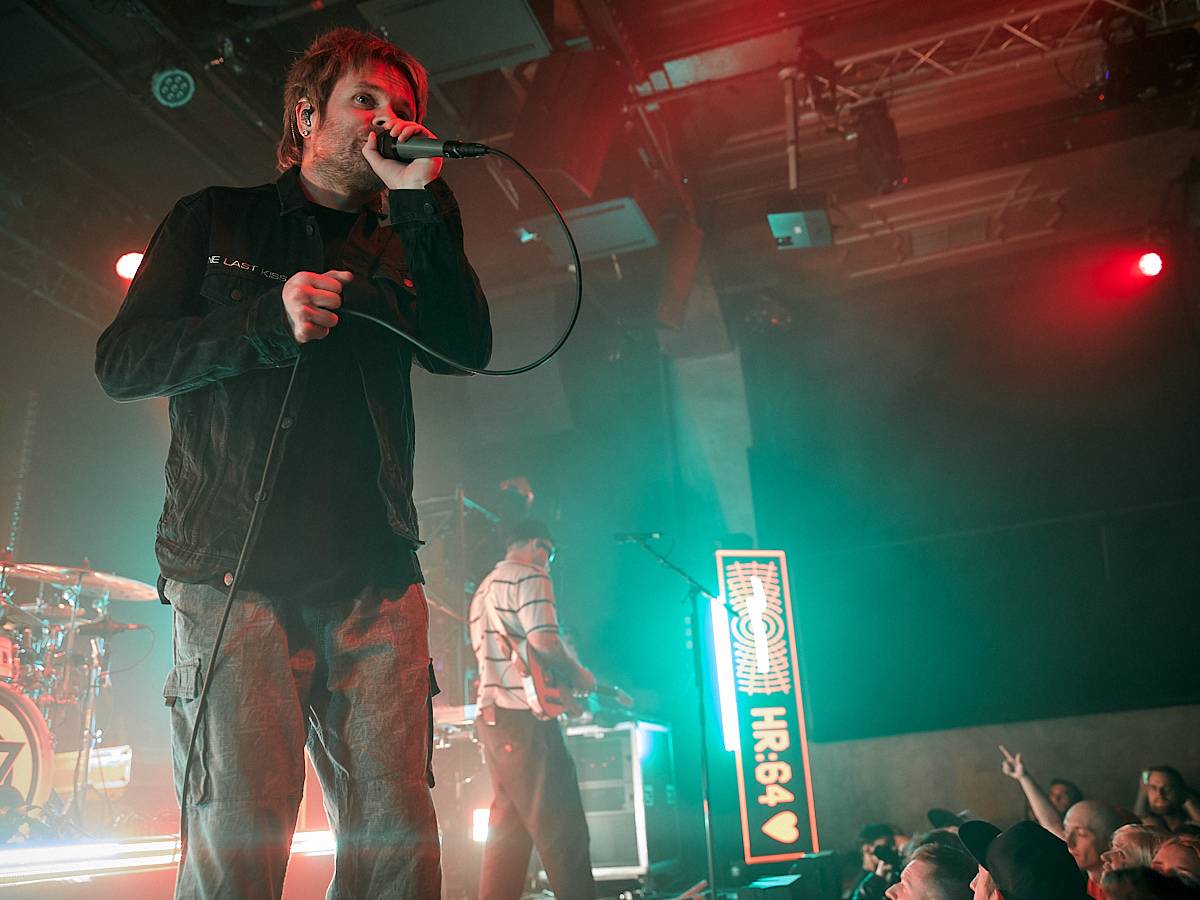 Enter Shikari při demolici vyprodaného Roxy popřáli k 28. říjnu. Večer otevírala DeathByRomy