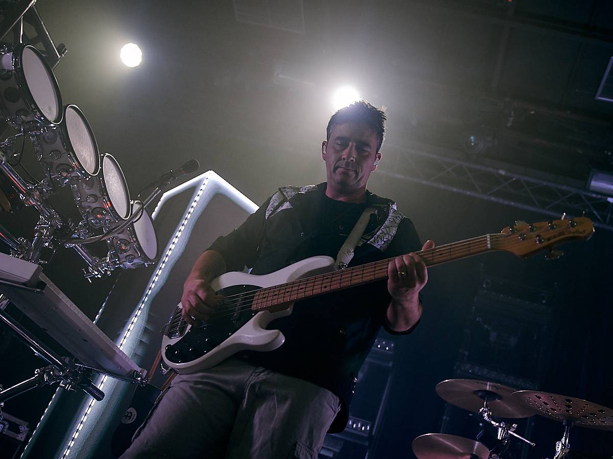 Enter Shikari při demolici vyprodaného Roxy popřáli k 28. říjnu. Večer otevírala DeathByRomy