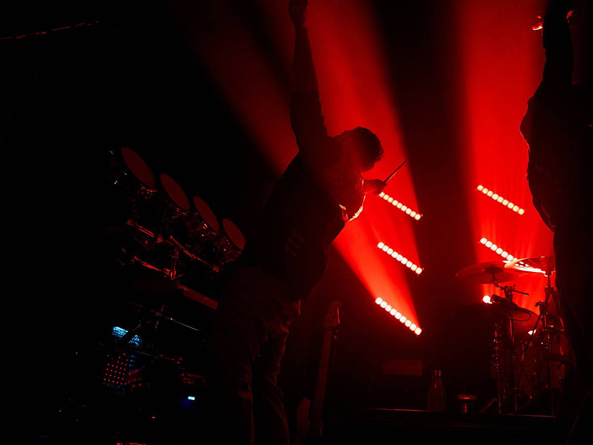 Enter Shikari při demolici vyprodaného Roxy popřáli k 28. říjnu. Večer otevírala DeathByRomy