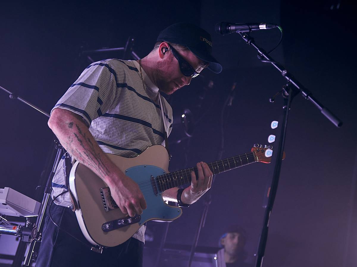 Enter Shikari při demolici vyprodaného Roxy popřáli k 28. říjnu. Večer otevírala DeathByRomy