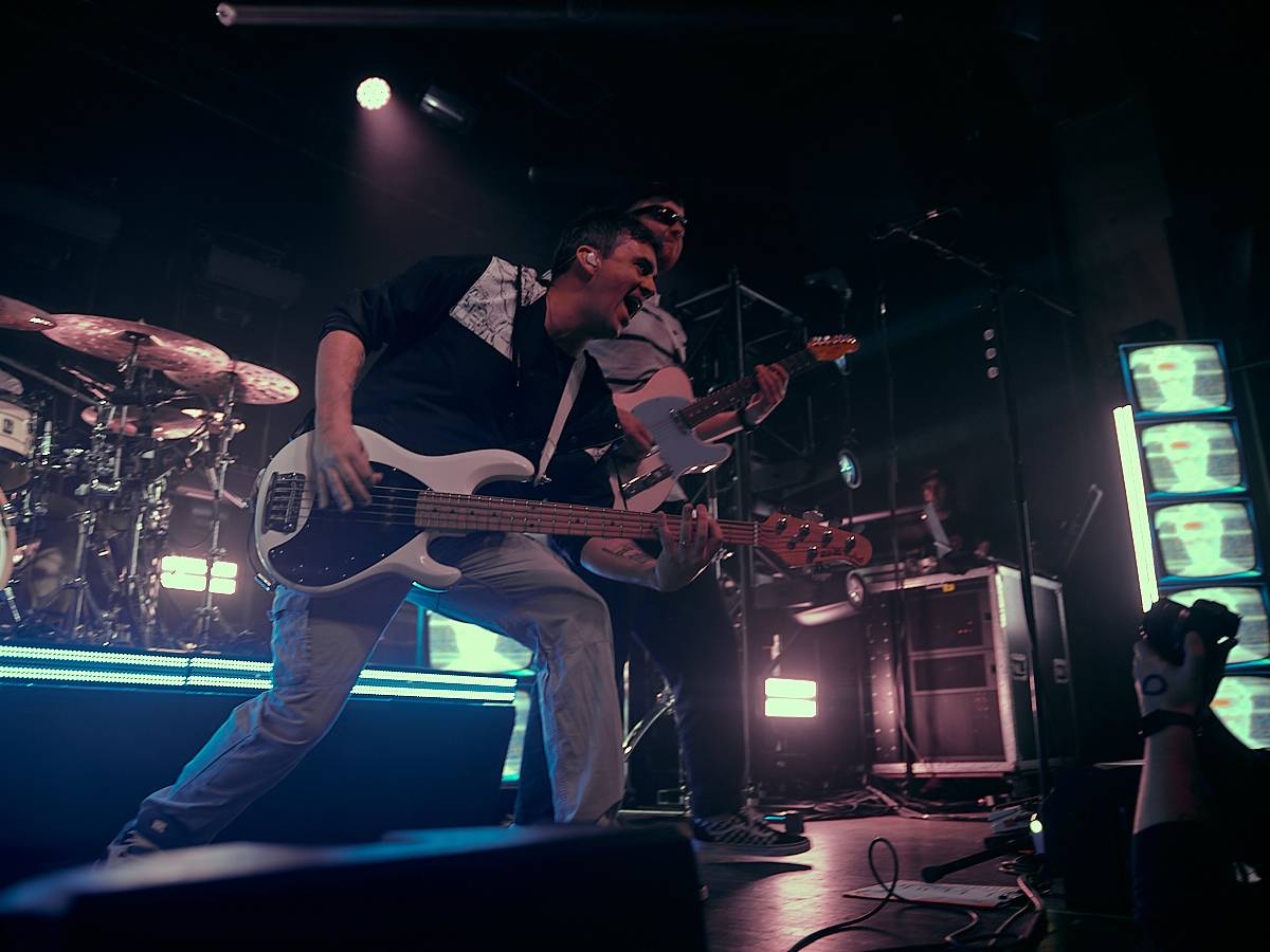 Enter Shikari při demolici vyprodaného Roxy popřáli k 28. říjnu. Večer otevírala DeathByRomy