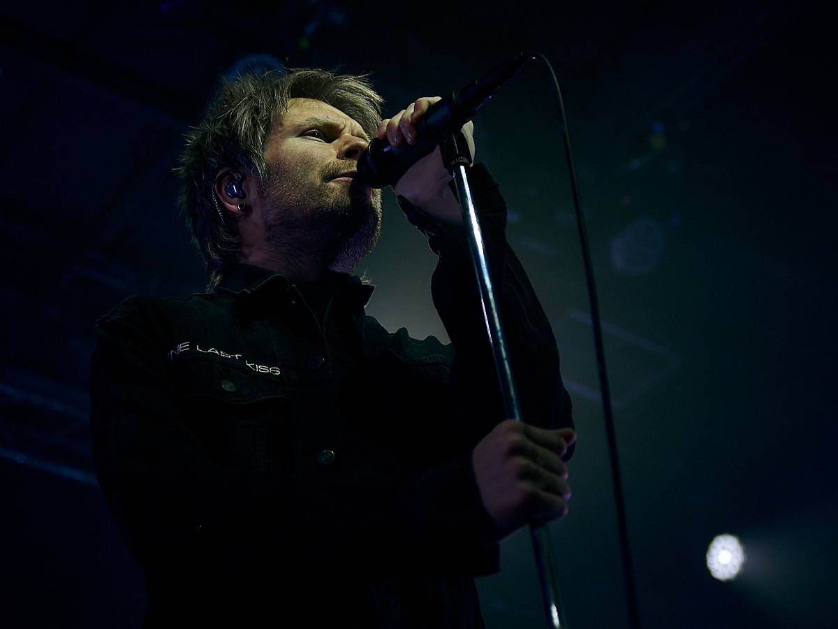 Enter Shikari při demolici vyprodaného Roxy popřáli k 28. říjnu. Večer otevírala DeathByRomy