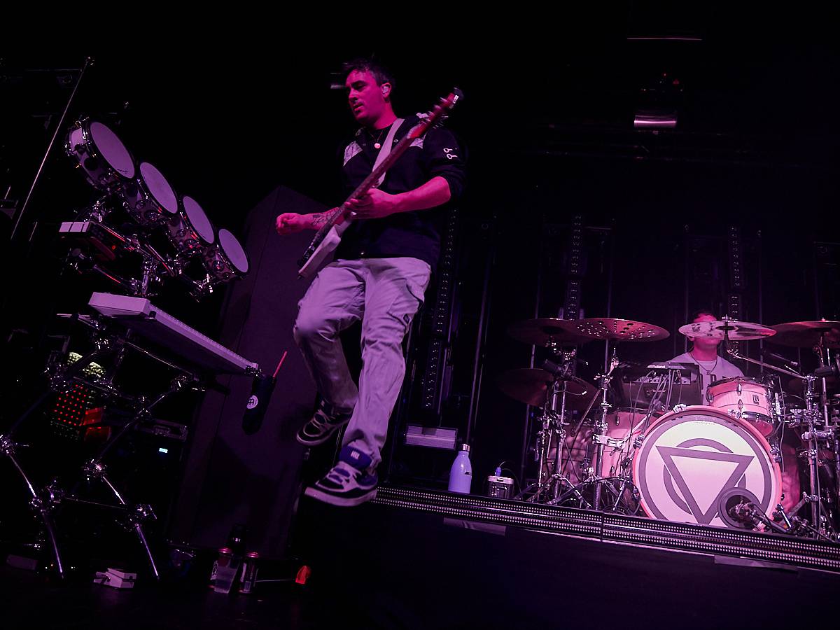 Enter Shikari při demolici vyprodaného Roxy popřáli k 28. říjnu. Večer otevírala DeathByRomy