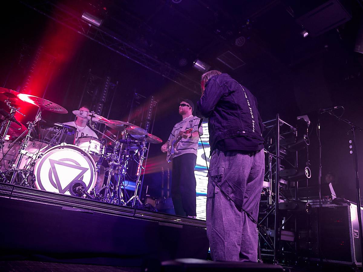 Enter Shikari při demolici vyprodaného Roxy popřáli k 28. říjnu. Večer otevírala DeathByRomy