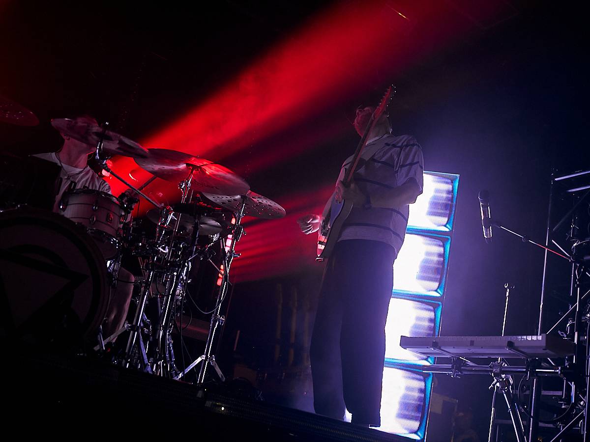 Enter Shikari při demolici vyprodaného Roxy popřáli k 28. říjnu. Večer otevírala DeathByRomy