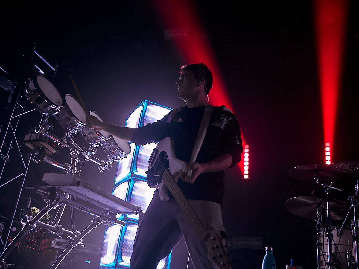 Enter Shikari při demolici vyprodaného Roxy popřáli k 28. říjnu. Večer otevírala DeathByRomy