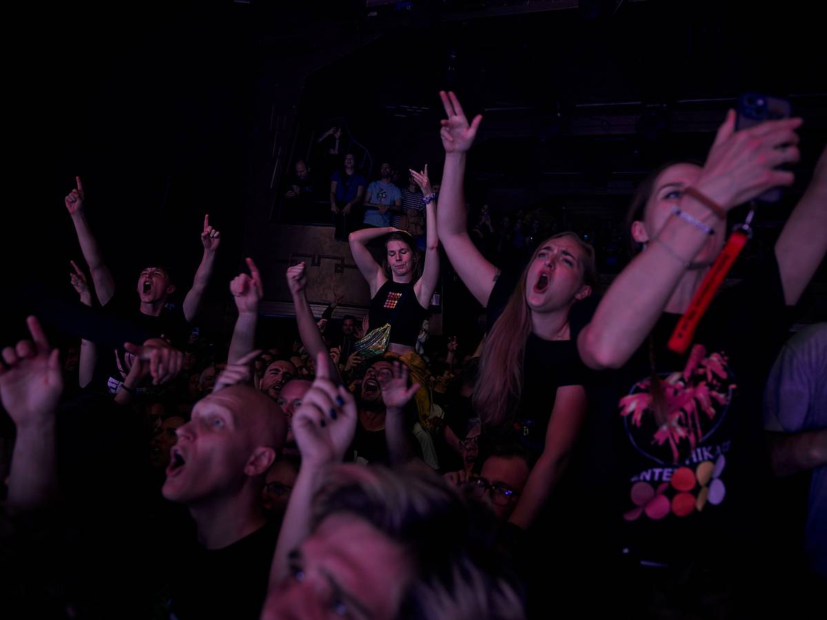 Enter Shikari při demolici vyprodaného Roxy popřáli k 28. říjnu. Večer otevírala DeathByRomy