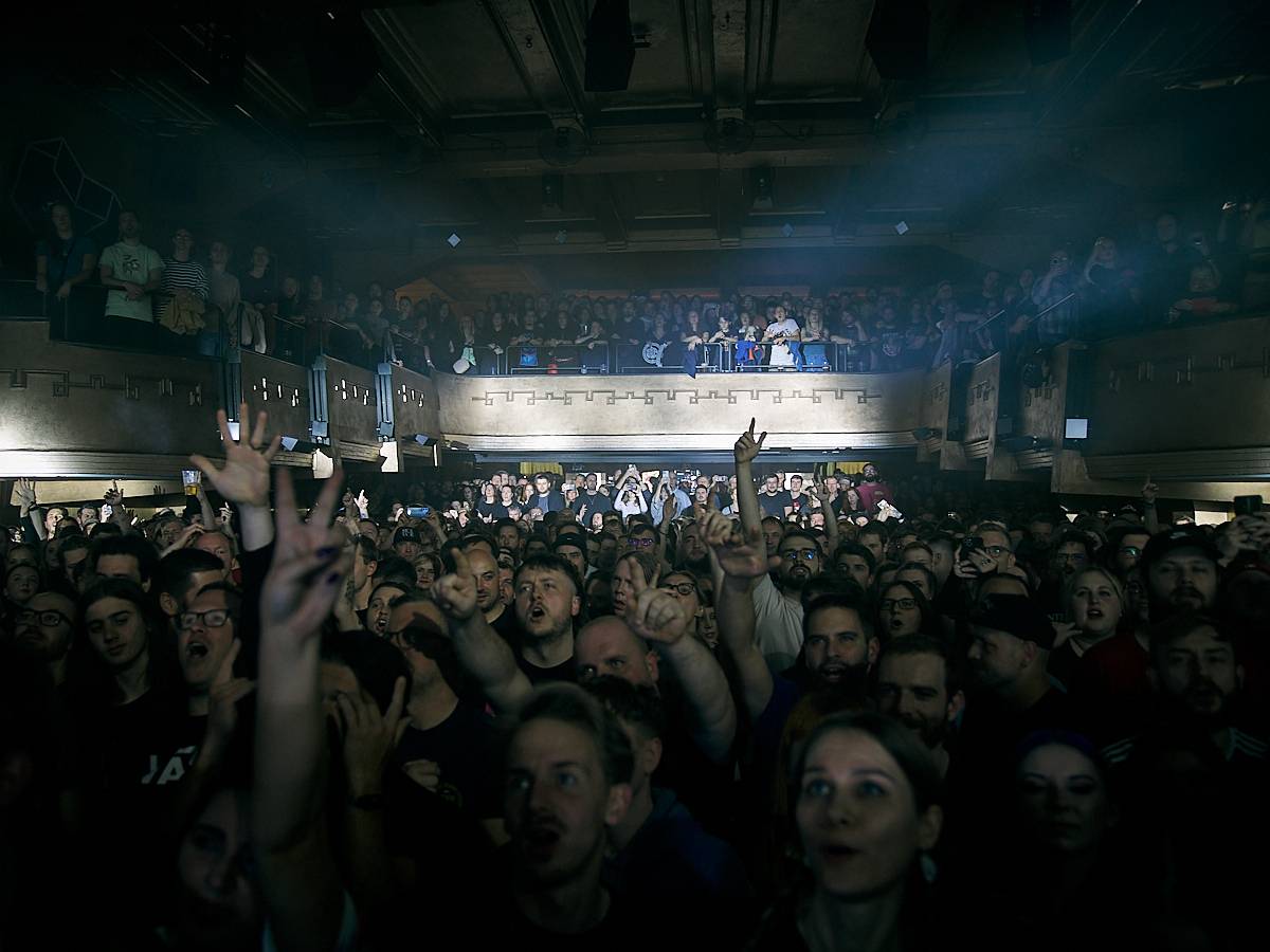 Enter Shikari při demolici vyprodaného Roxy popřáli k 28. říjnu. Večer otevírala DeathByRomy