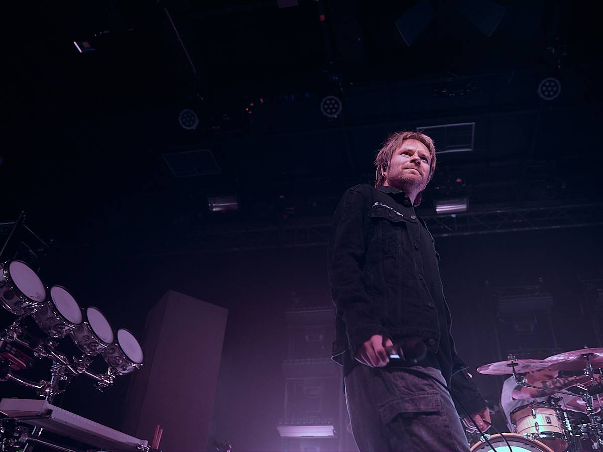 Enter Shikari při demolici vyprodaného Roxy popřáli k 28. říjnu. Večer otevírala DeathByRomy