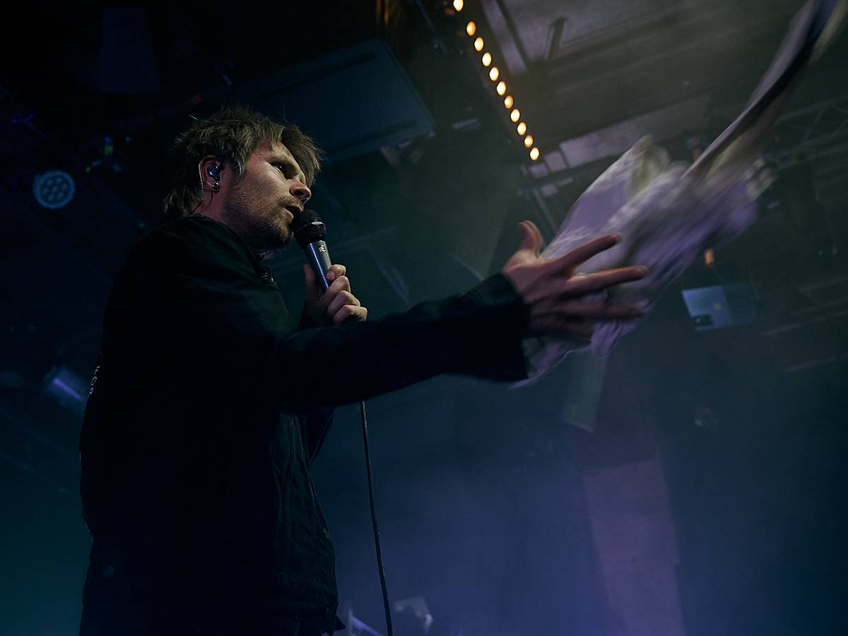 Enter Shikari při demolici vyprodaného Roxy popřáli k 28. říjnu. Večer otevírala DeathByRomy