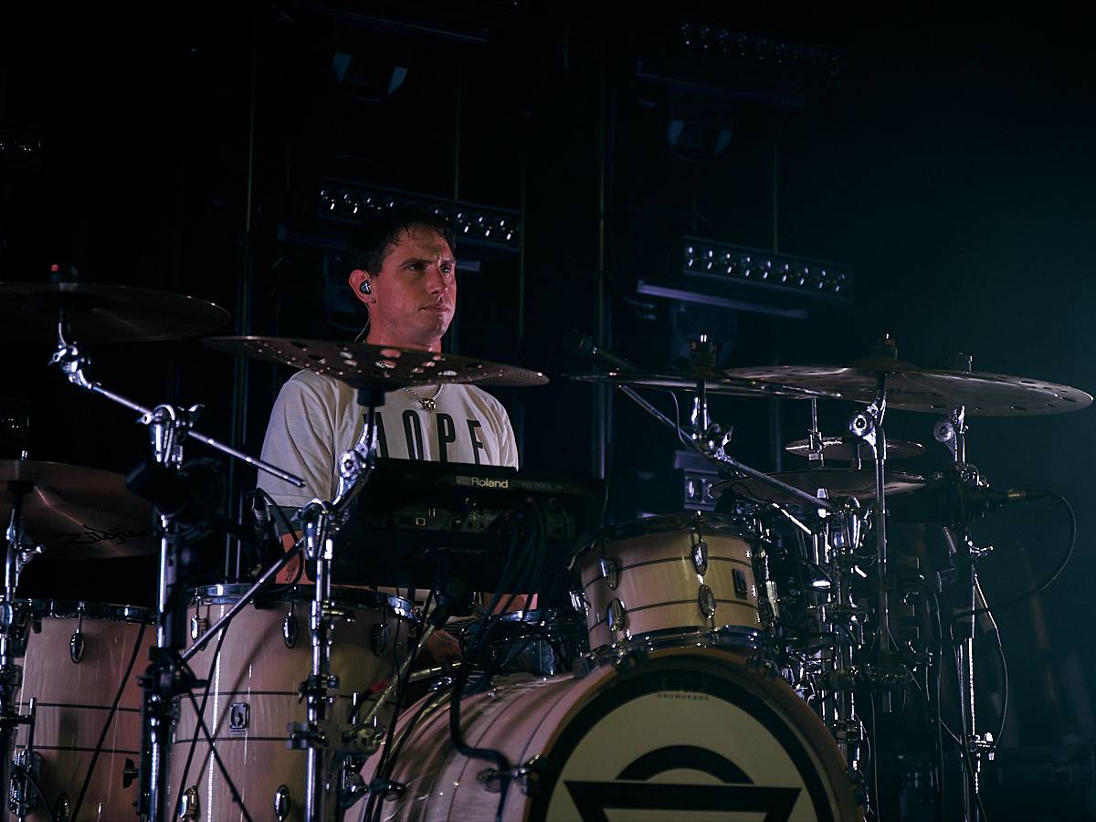 Enter Shikari při demolici vyprodaného Roxy popřáli k 28. říjnu. Večer otevírala DeathByRomy