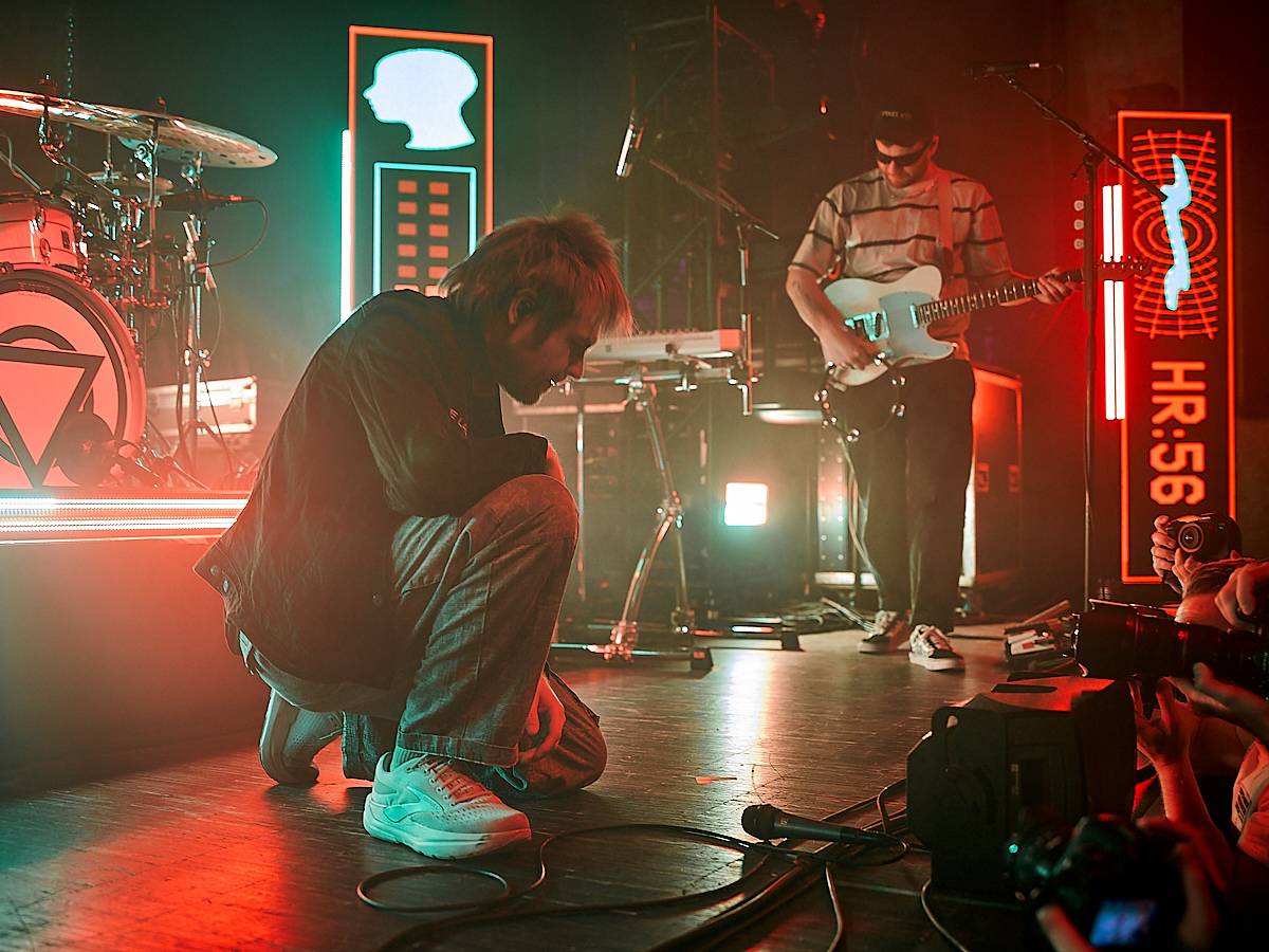 Enter Shikari při demolici vyprodaného Roxy popřáli k 28. říjnu. Večer otevírala DeathByRomy
