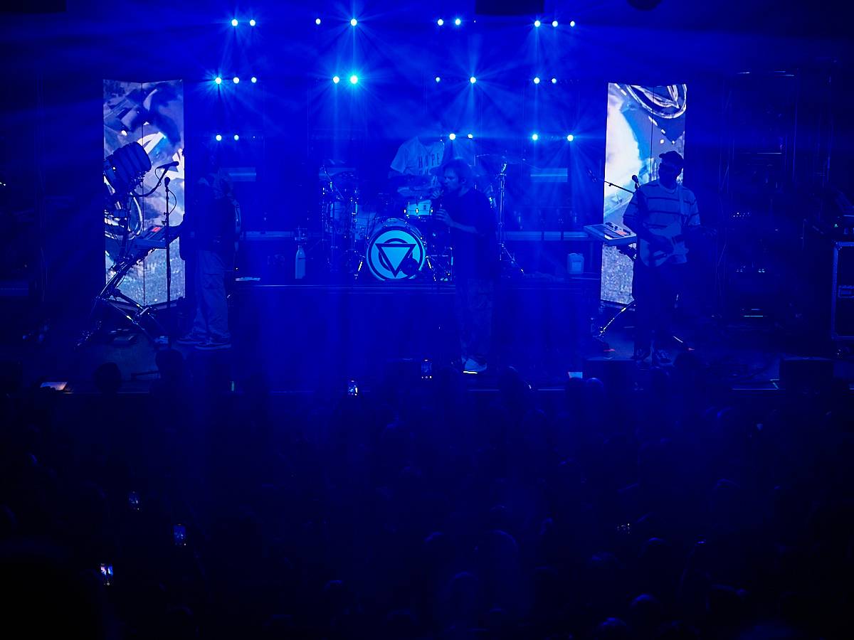 Enter Shikari při demolici vyprodaného Roxy popřáli k 28. říjnu. Večer otevírala DeathByRomy